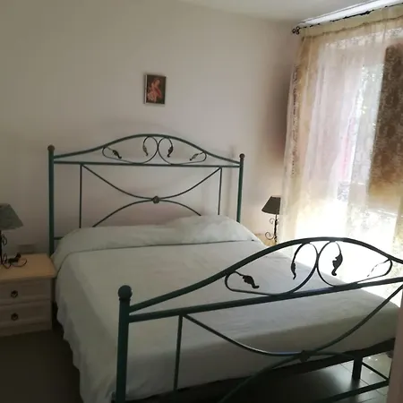 Con 2 Stanze E Giardino Apartman *