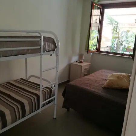 Con 2 Stanze E Giardino Apartman