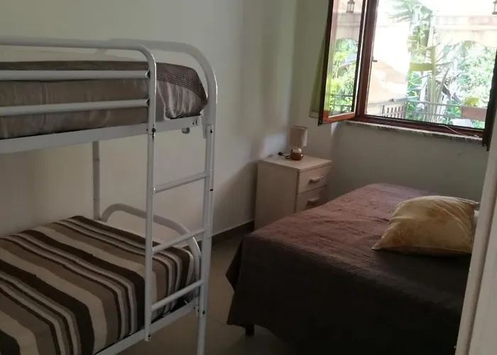 Con 2 Stanze E Giardino Apartman